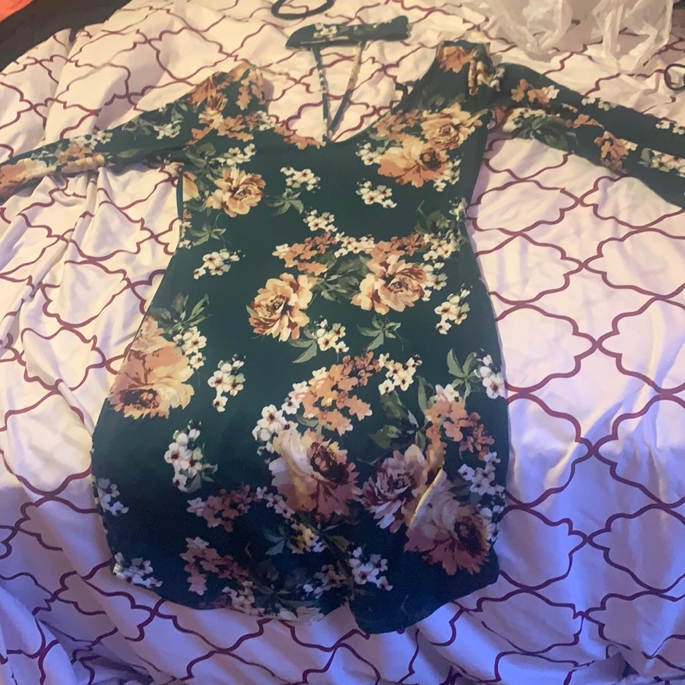 Mini dress with long sleeves and choker